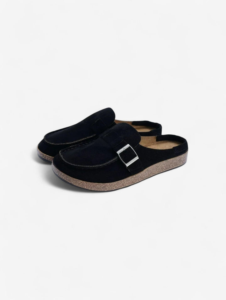 Jada Slip-On Mules | Faux Suede Clogs mit Schnallen-Detail