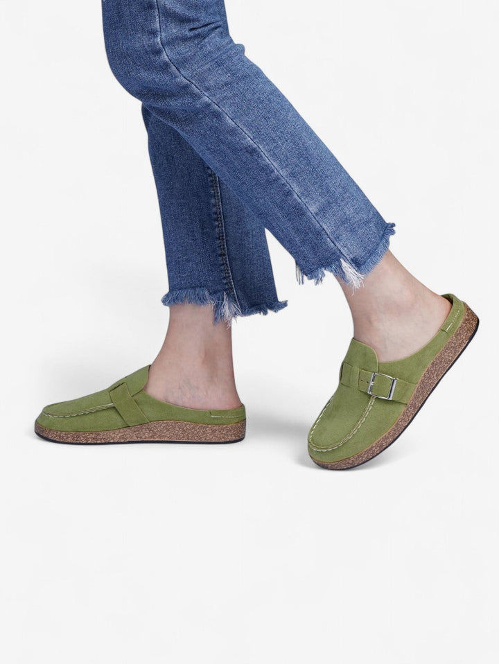 Jada Slip-On Mules | Faux Suede Clogs mit Schnallen-Detail