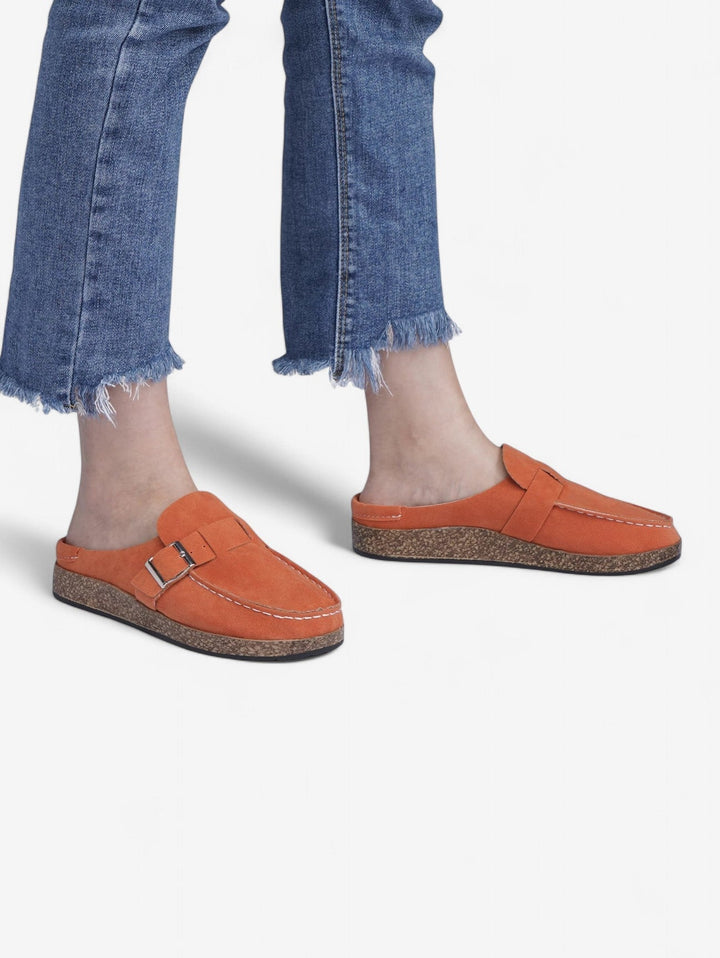 Jada Slip-On Mules | Faux Suede Clogs mit Schnallen-Detail
