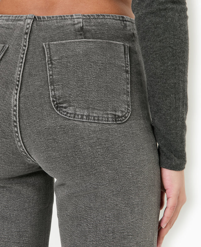 Hohe Taillierte Straight Jeans | Kontrastnähte | Vollständige Silhouette