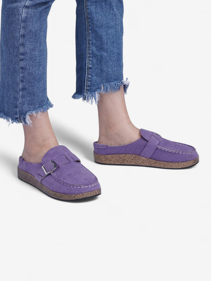 Jada Slip-On Mules | Faux Suede Clogs mit Schnallen-Detail