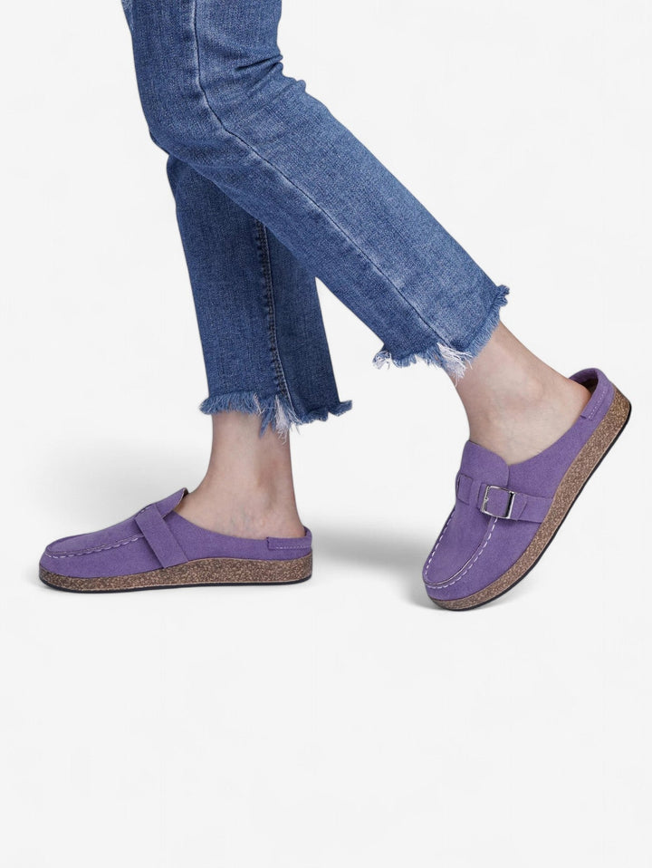 Jada Slip-On Mules | Faux Suede Clogs mit Schnallen-Detail