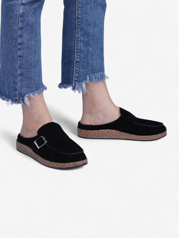 Jada Slip-On Mules | Faux Suede Clogs mit Schnallen-Detail