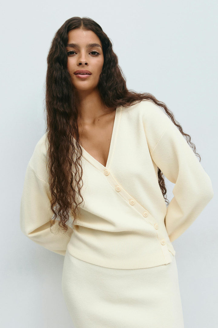 Asymmetrischer Knopf Cardigan | Weicher Strick