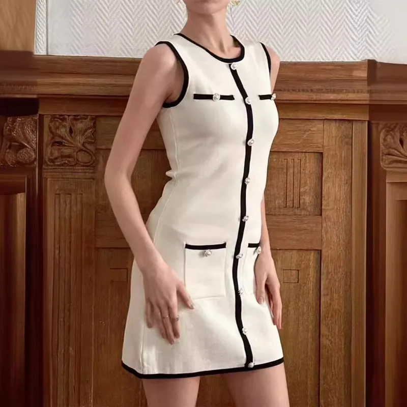 Aermelloses Strick Mini Kleid | Kontrastbesatz | Knopf vorne | Slim Fit