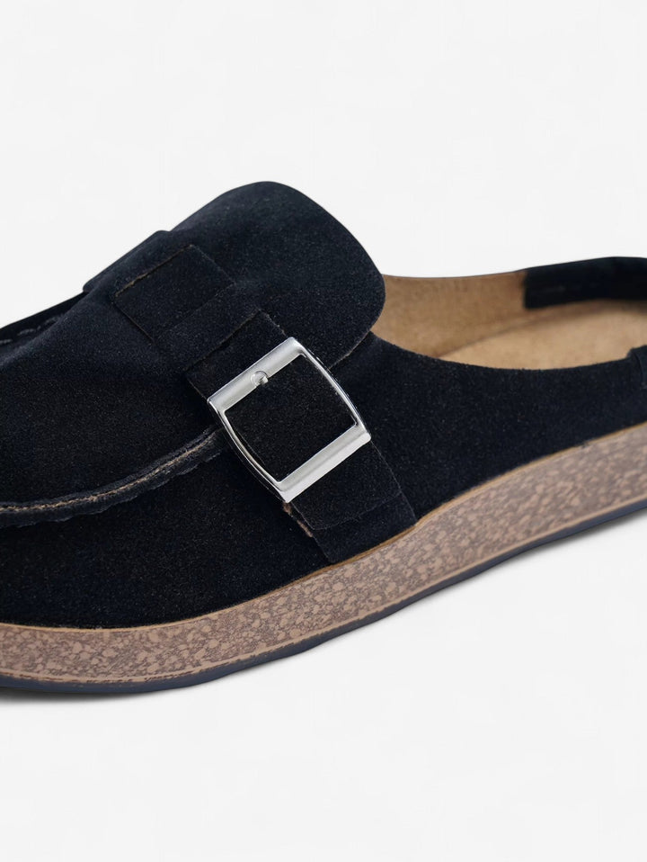 Jada Slip-On Mules | Faux Suede Clogs mit Schnallen-Detail