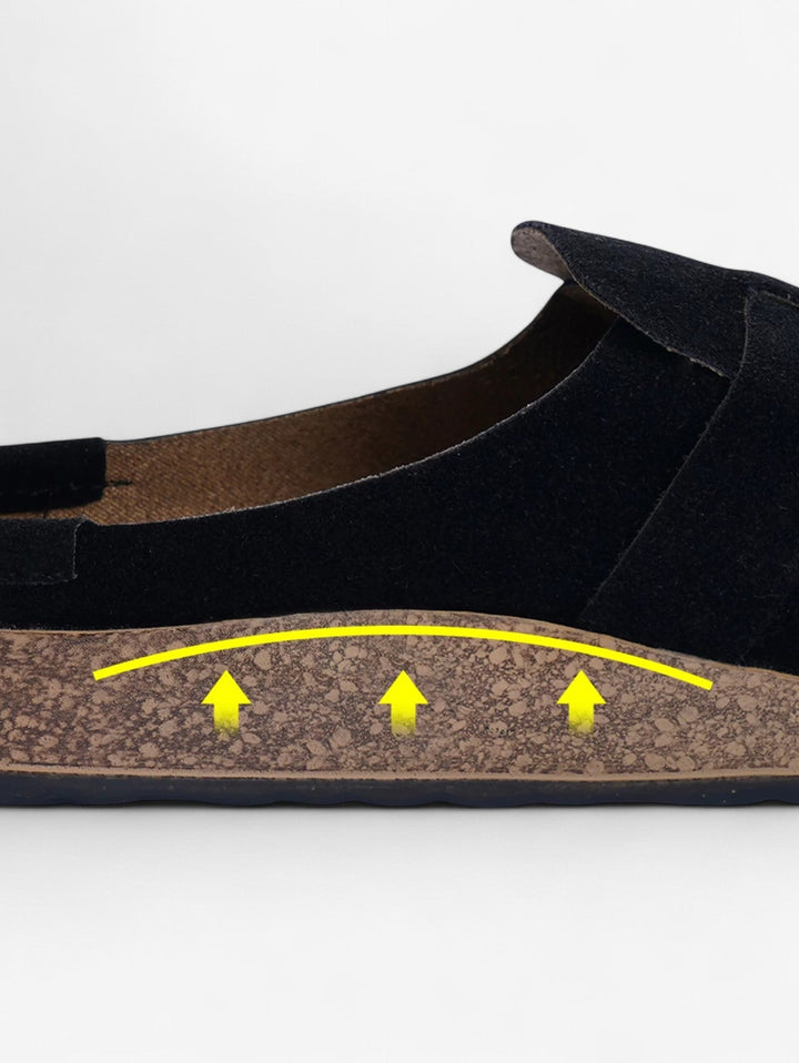 Jada Slip-On Mules | Faux Suede Clogs mit Schnallen-Detail
