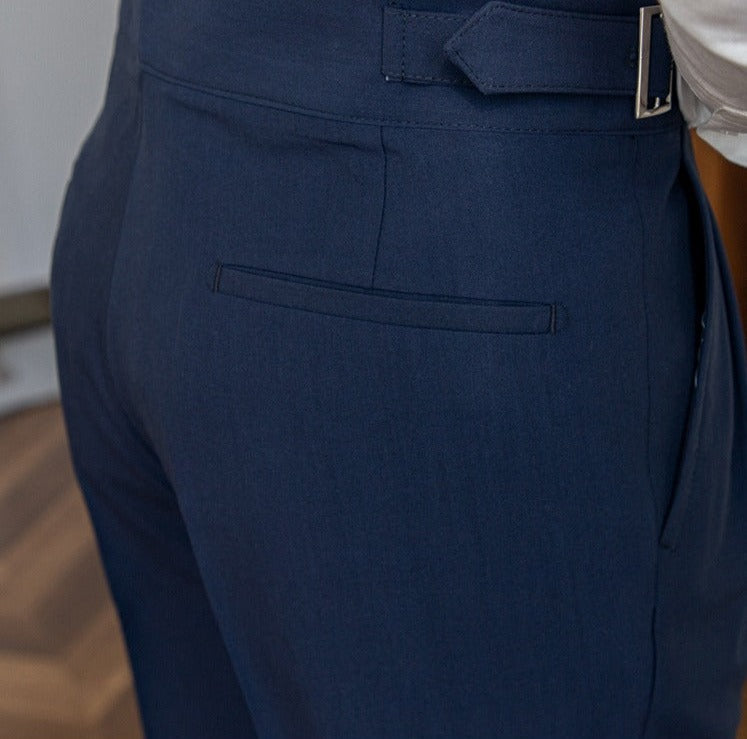 Hohe Taillierte Gefaltete Hose | Gurkha Verschluss | Grundlinie Kollektion