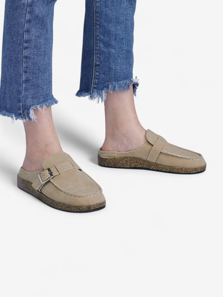 Jada Slip-On Mules | Faux Suede Clogs mit Schnallen-Detail