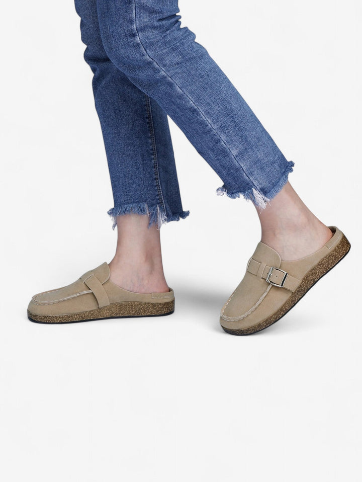 Jada Slip-On Mules | Faux Suede Clogs mit Schnallen-Detail