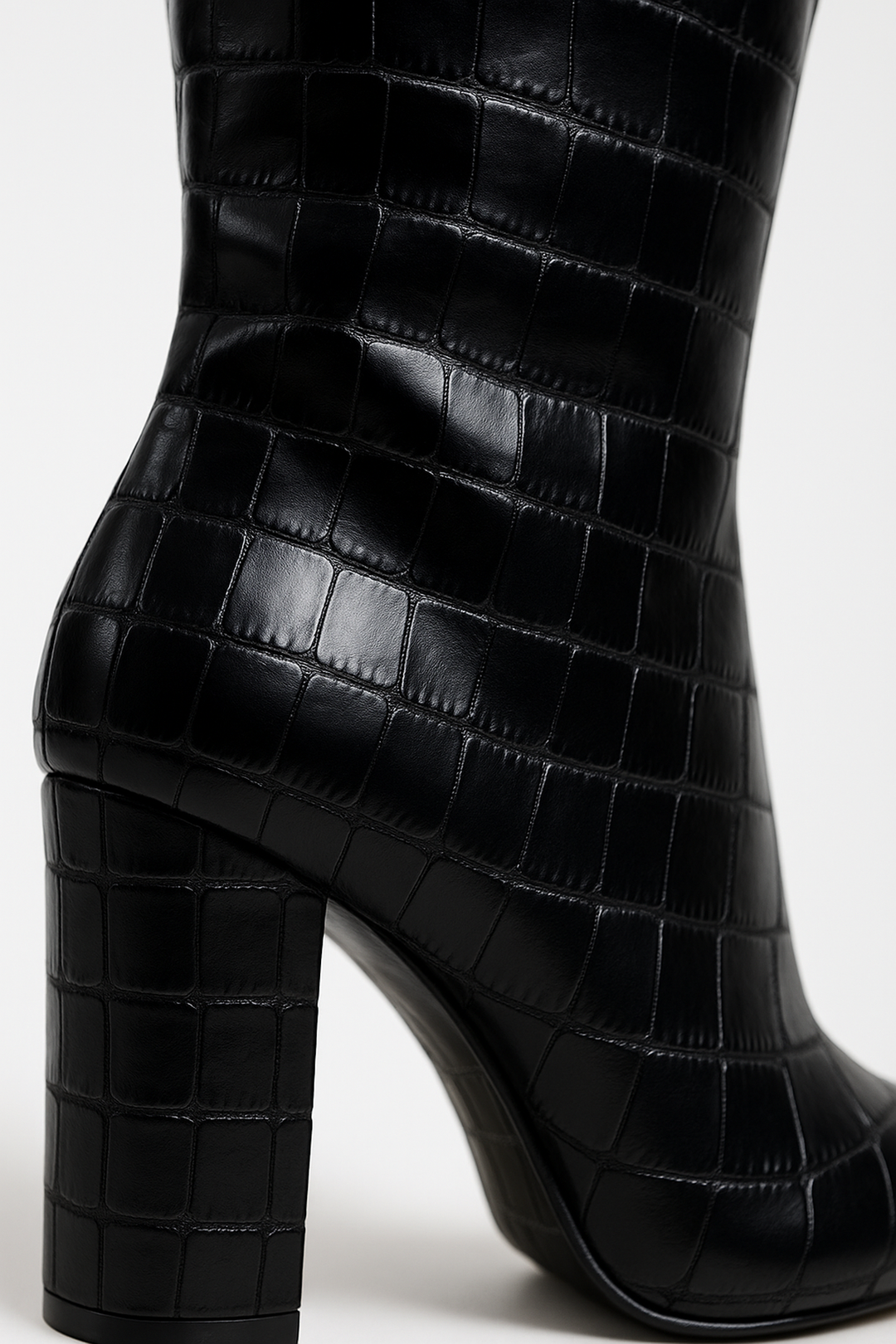 Kniehohe Stiefel aus Croc-Embossed Material | Spitz | Blockabsatz