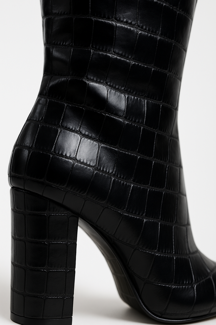 Kniehohe Stiefel aus Croc-Embossed Material | Spitz | Blockabsatz