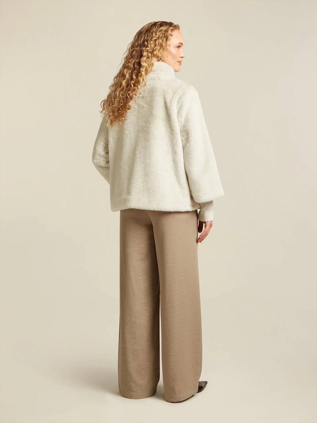 Faux Fur Hochkragenmantel | Weiche Textur | Winterwärme