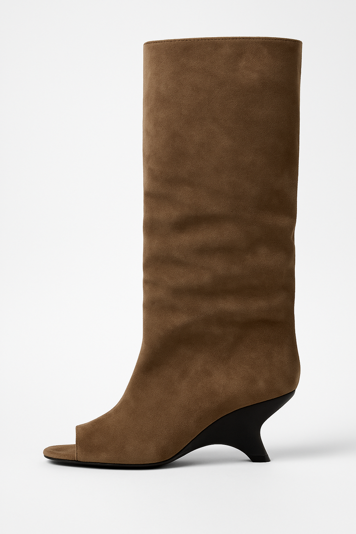 Grundlinie Peep-Toe Kniehohe Stiefel | Faux Suede | Skulptierter Absatz
