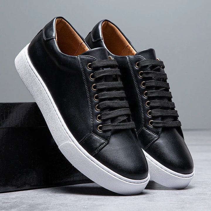 Leder Low-Top Sneakers | Kontrastsohle | Grundlinie Kollektion