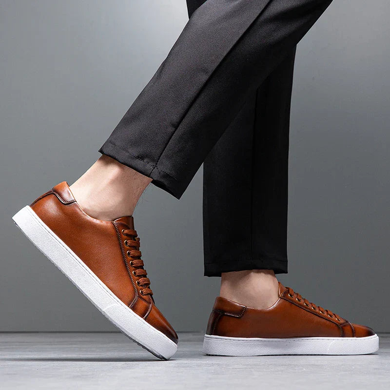 Leder Low-Top Sneakers | Kontrastsohle | Grundlinie Kollektion
