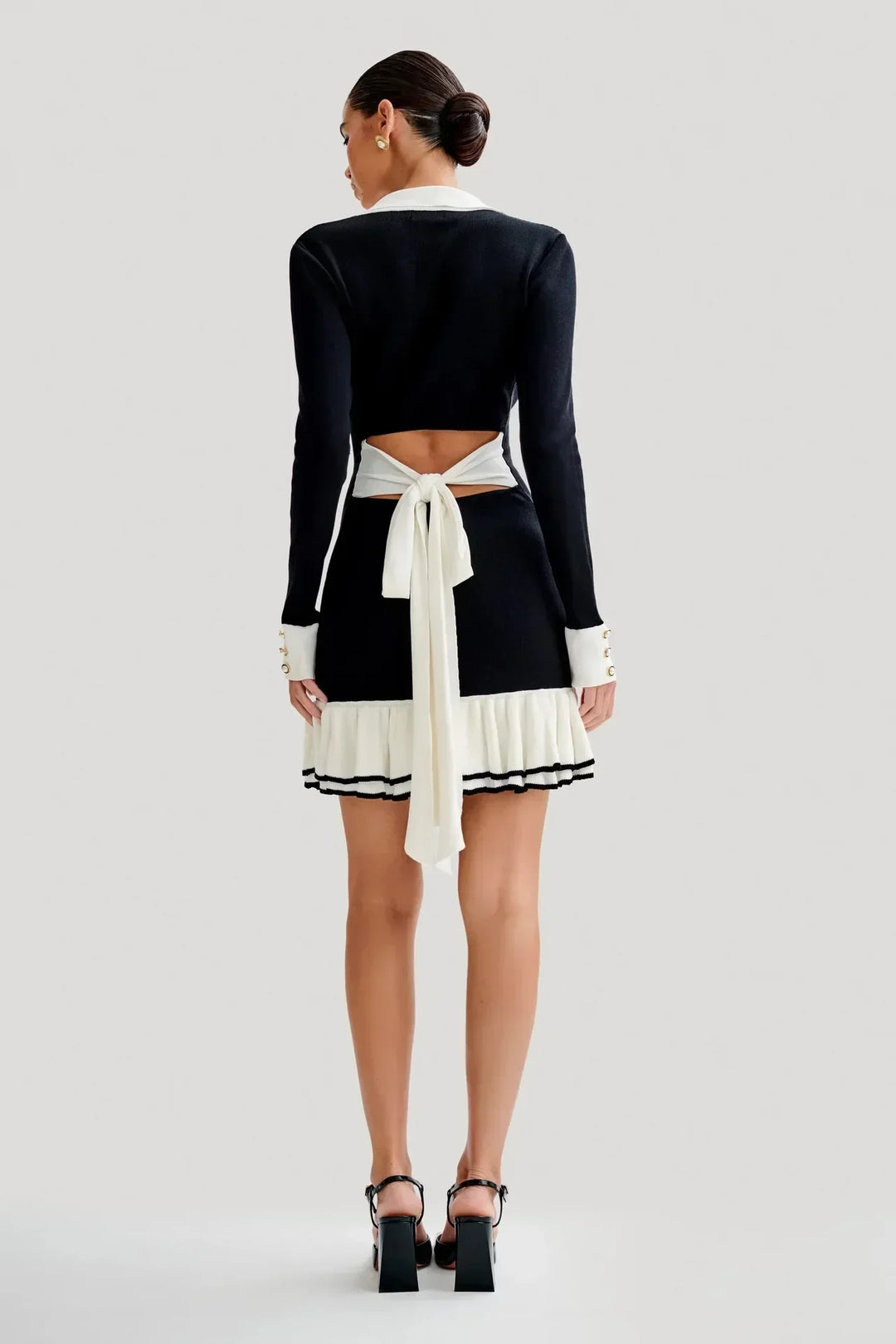 Strick Mini Kleid | Slim Fit | Knopf vorn | Volantsaum