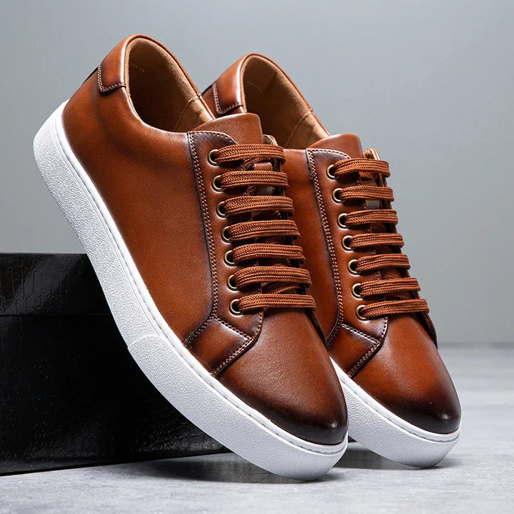 Leder Low-Top Sneakers | Kontrastsohle | Grundlinie Kollektion