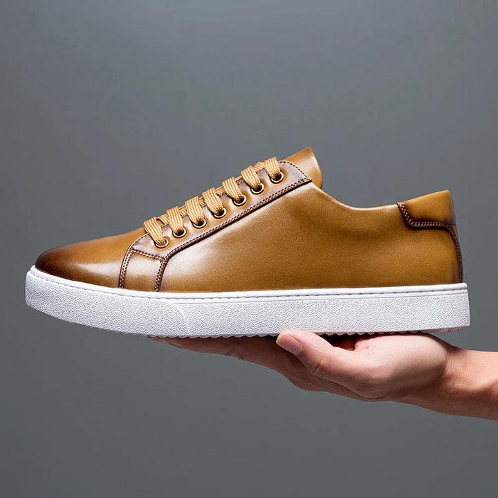 Leder Low-Top Sneakers | Kontrastsohle | Grundlinie Kollektion