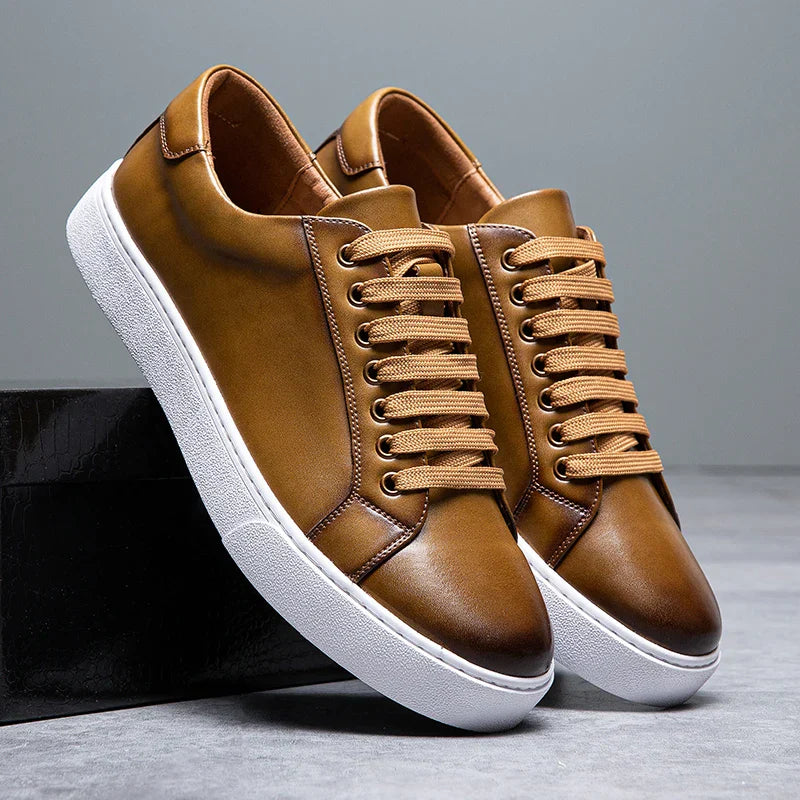 Leder Low-Top Sneakers | Kontrastsohle | Grundlinie Kollektion