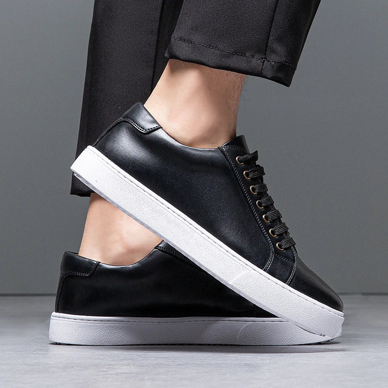Leder Low-Top Sneakers | Kontrastsohle | Grundlinie Kollektion