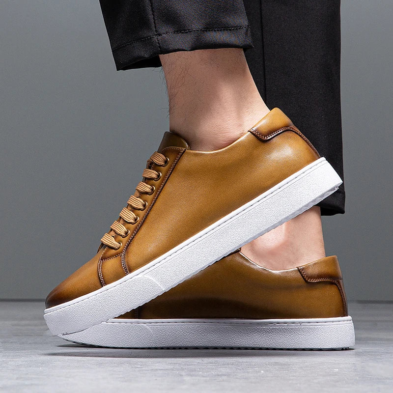 Leder Low-Top Sneakers | Kontrastsohle | Grundlinie Kollektion
