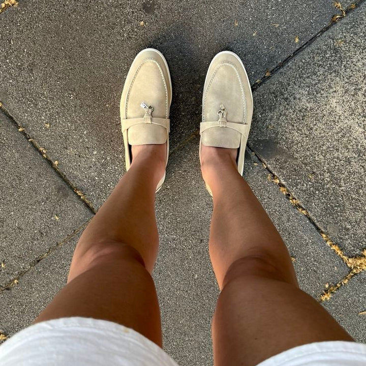 Veloursleder Slipper mit Quasten Detail – Beige