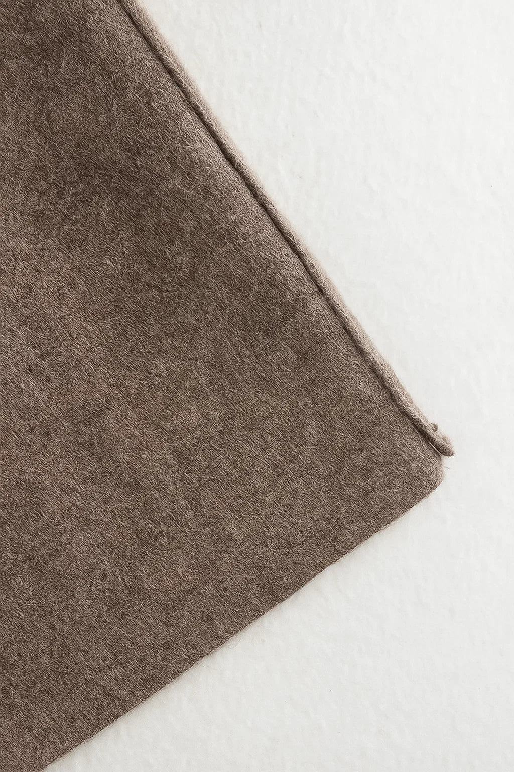 Asymmetrischer Drapierter Wollmantel | Schalkragen Design