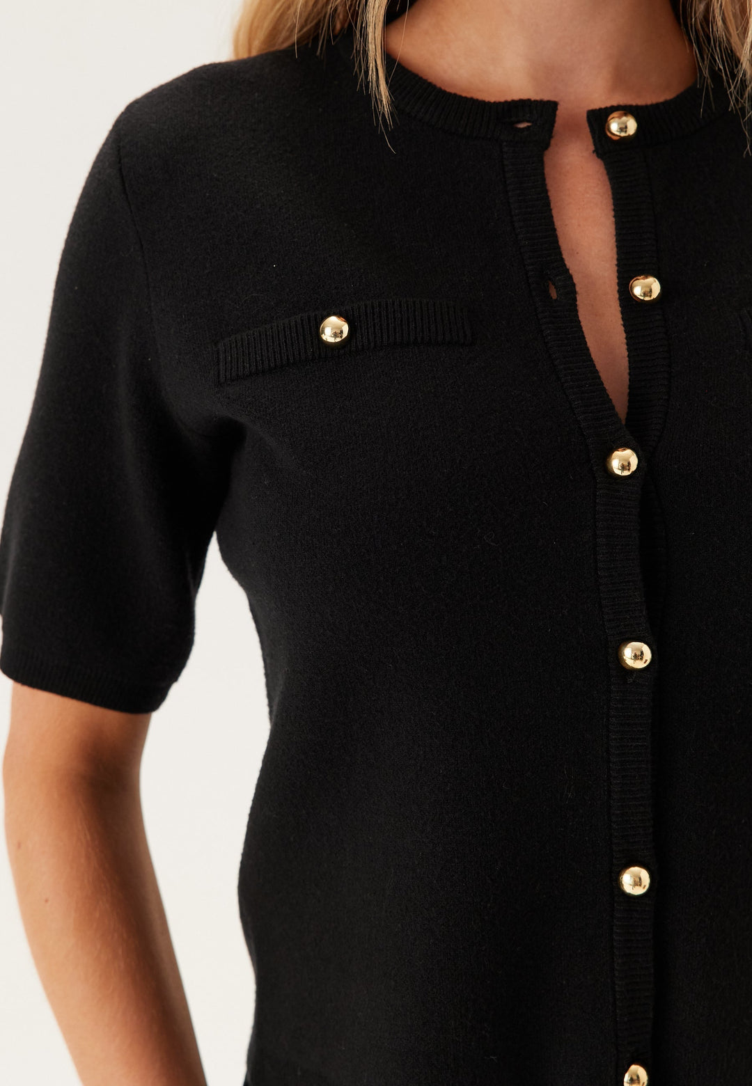 Strickjacke mit kurzen Ärmeln | Goldene Knopfdetails | Slim Fit